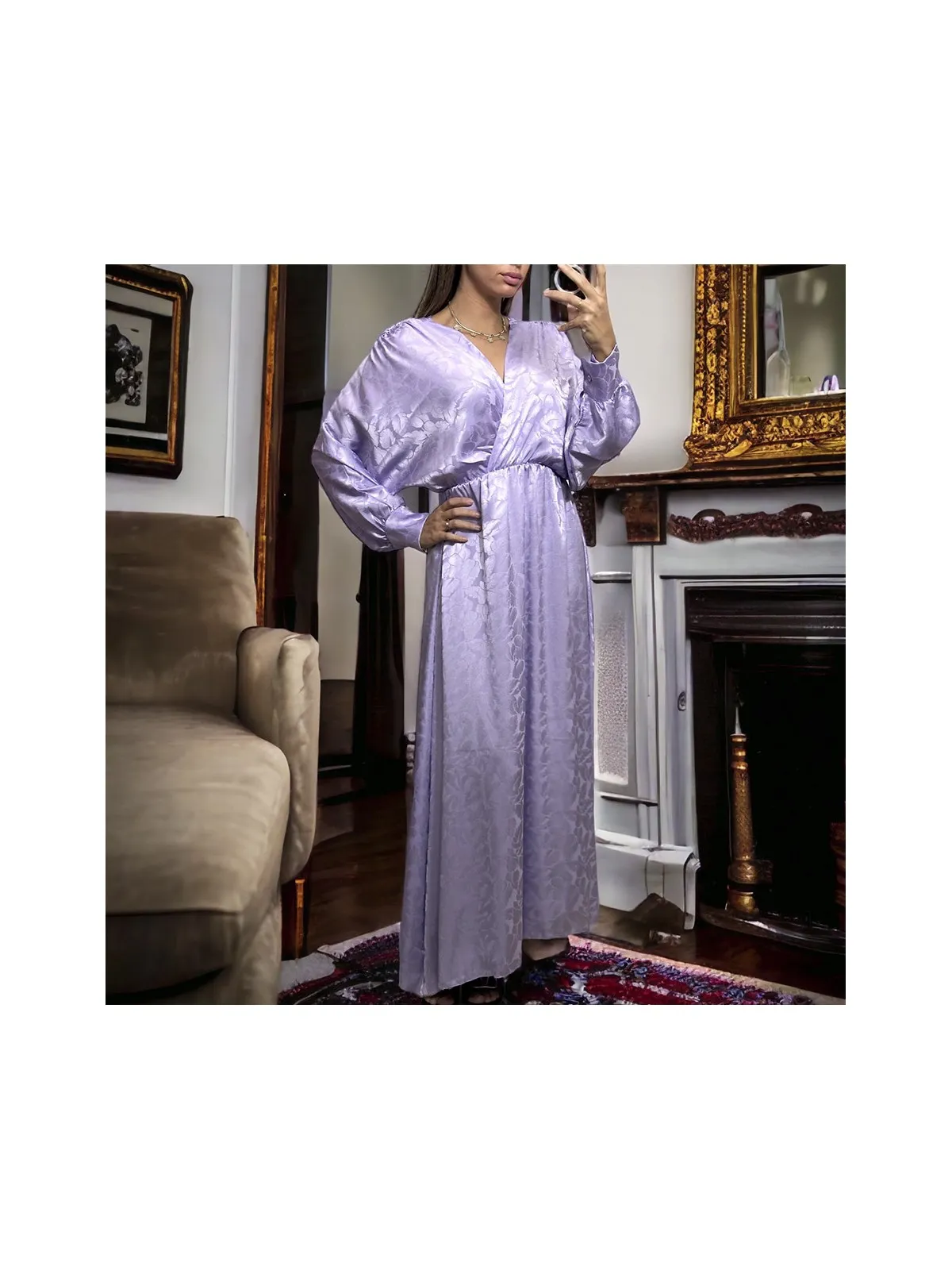 Longue robe cache coeur lilas matière brillante à motif