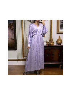 Longue robe cache coeur lilas matière brillante à motif