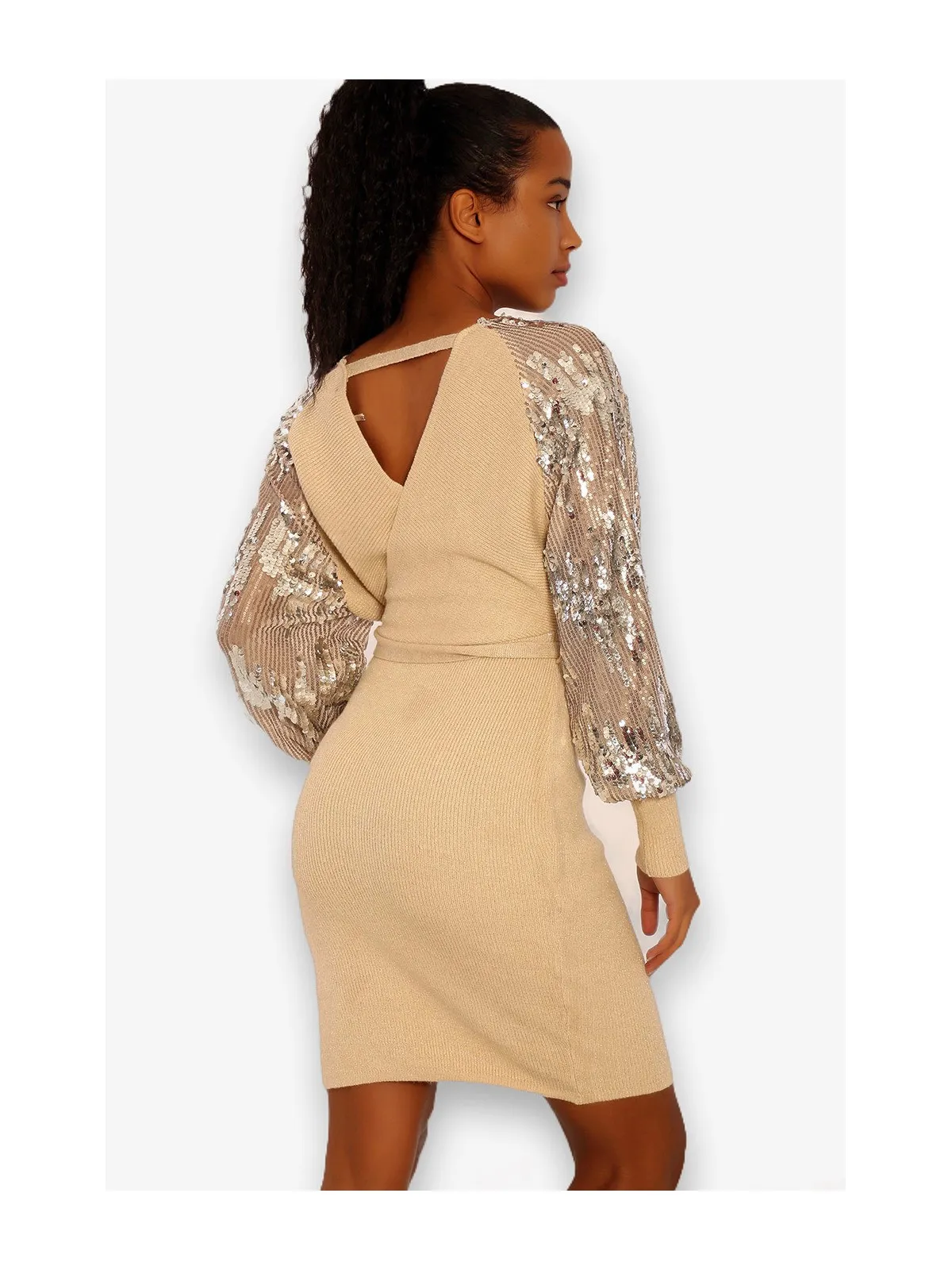 Robe cache-coeur beige pailletté avec manches bouffantes à strass