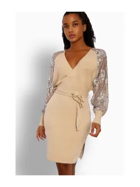 Robe cache-coeur beige pailletté avec manches bouffantes à strass