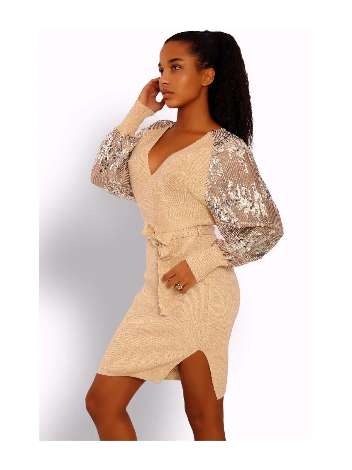 Robe cache-coeur beige pailletté avec manches bouffantes à strass